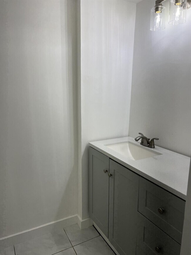 Building Photo - 1100 SE 4th Ave