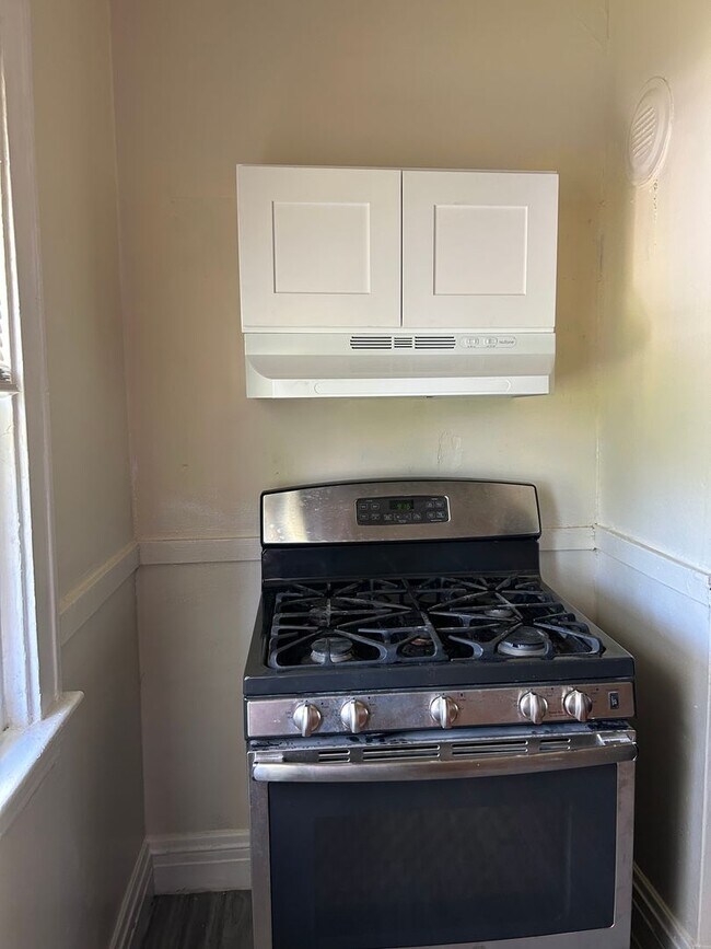 Building Photo - Spacious 3-Bedroom, 2-Bath First Floor  Ap...
