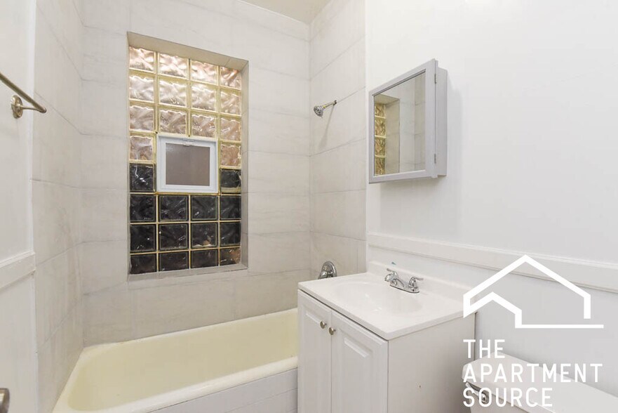 Building Photo - 4811 W Warwick Ave