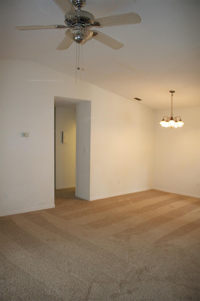 Building Photo - 232 Riverbend Dr