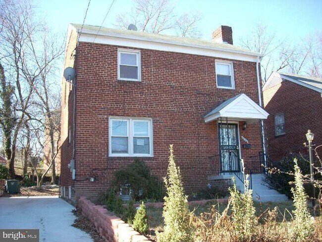 Building Photo - 6408 Eastern Ave NE