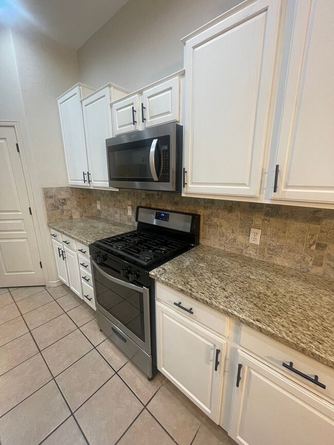 Building Photo - Gorgeous 4 bedroom/3 bathroom home located...