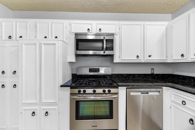 Building Photo - 2405 Emerson Ct