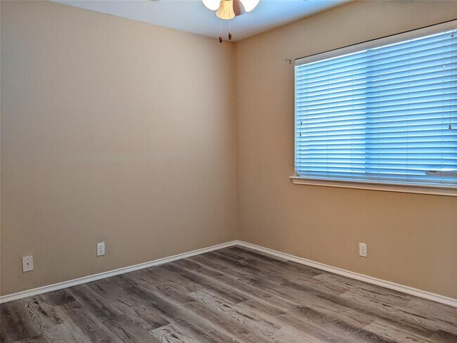 Building Photo - 302 McCarthur Dr