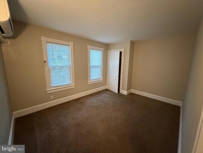 Building Photo - 572 Columbia Ave