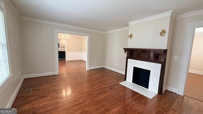 Building Photo - 142 Oak Ave