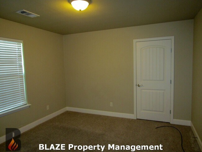 Building Photo - City View 4 Bedroom