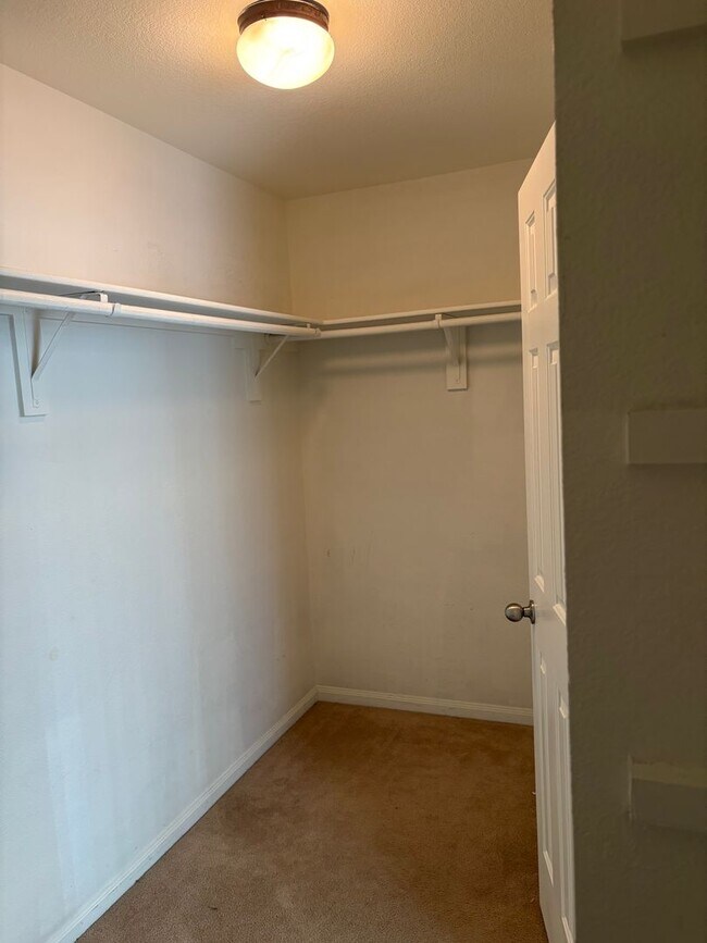 Building Photo - AVAILABLE NOW!