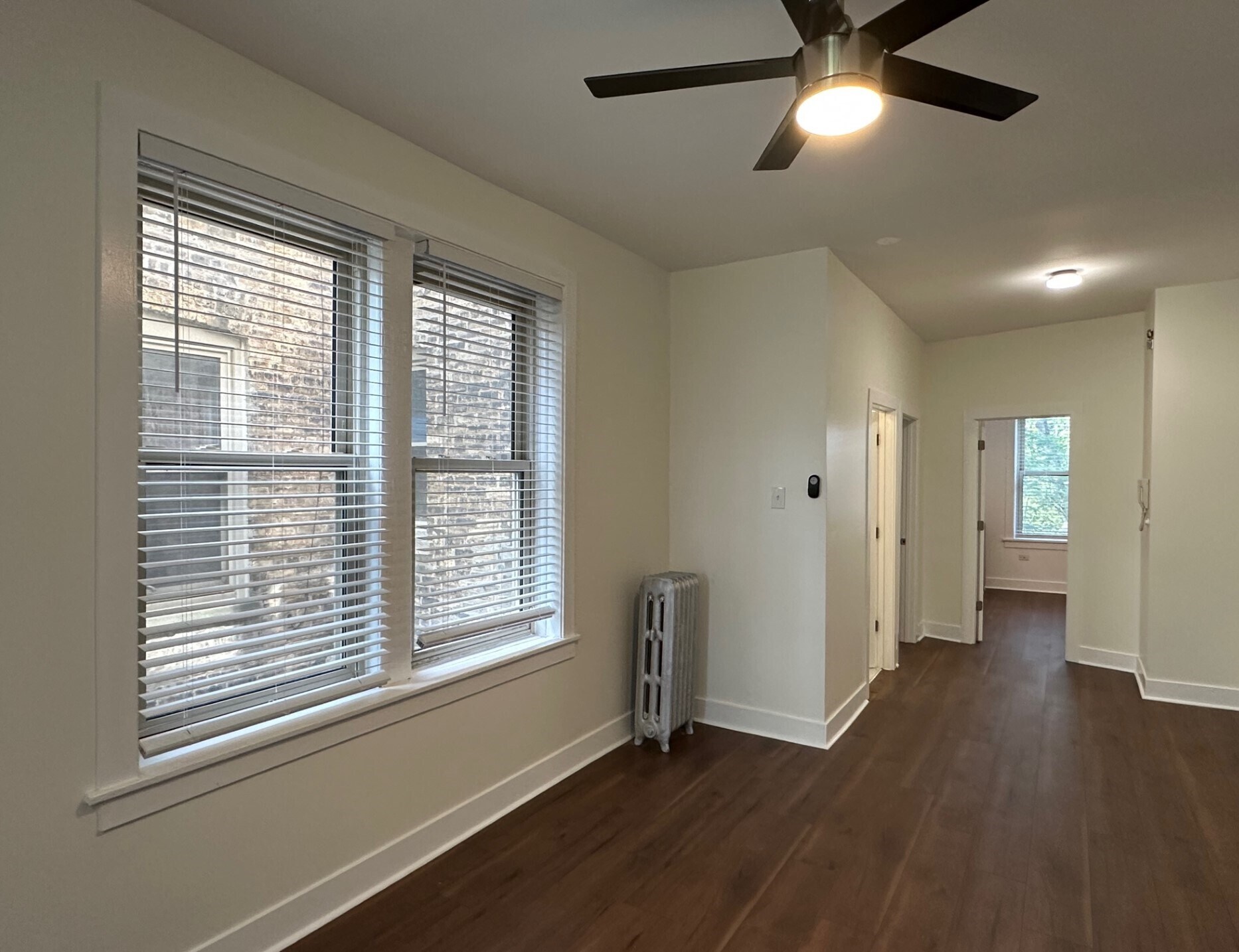 Living Room - 1417 W Albion Ave