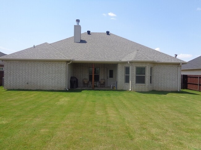 Building Photo - Spacious Family Room Great Location