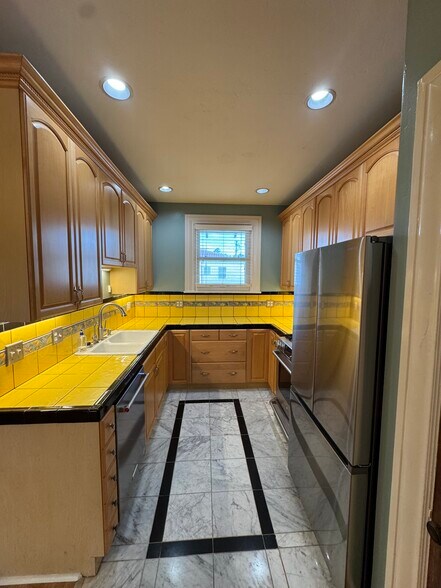 Building Photo - 2329 Curlew St