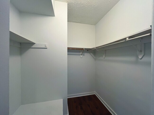 Building Photo - 3727 N Pine Grove Ave