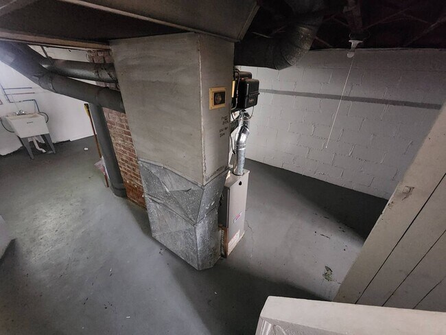 Building Photo - Charming 3-Bedroom Property in Prime Location