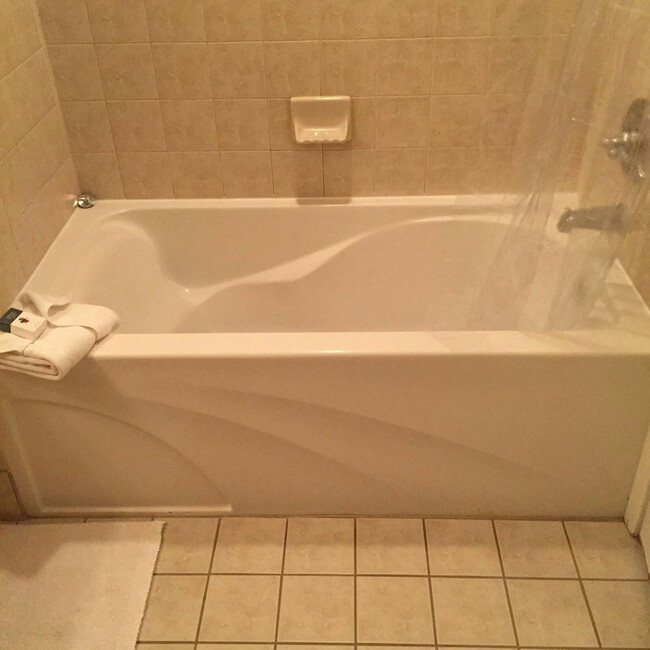 Shower and bathtub - 3338 Peachtree Rd NE