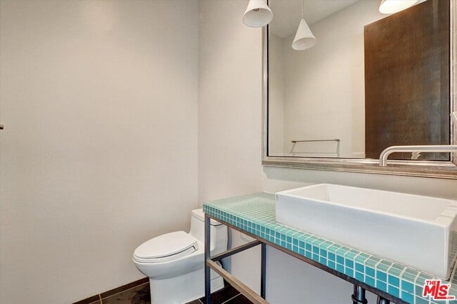 Building Photo - 3850 Rambla Orienta