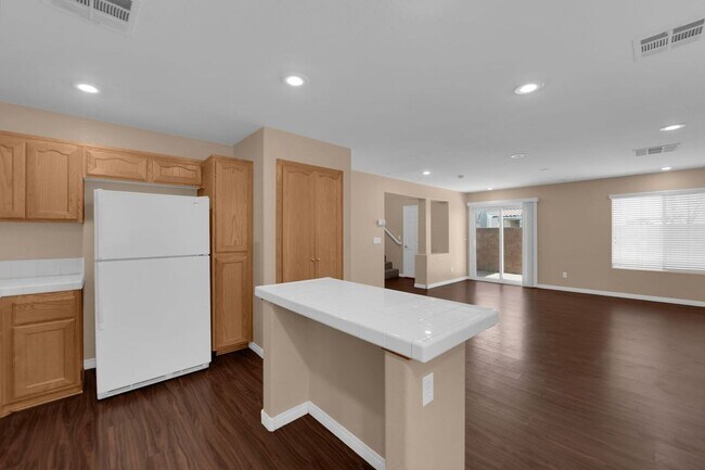 Building Photo - 7330 Phlox Rd