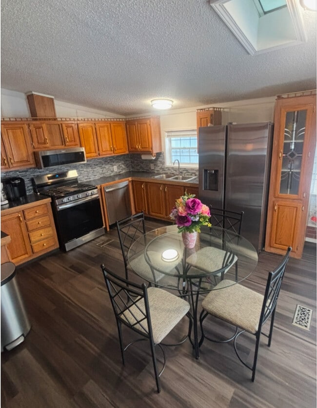 Building Photo - 18 River Crest Ln