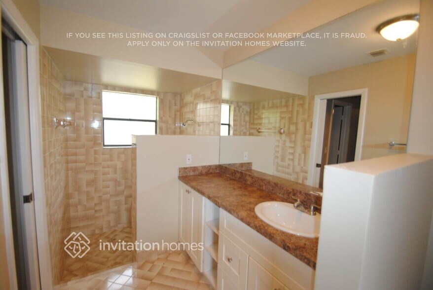 Building Photo - 365 NW 105th Dr