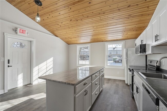 Building Photo - 201 Highbridge St