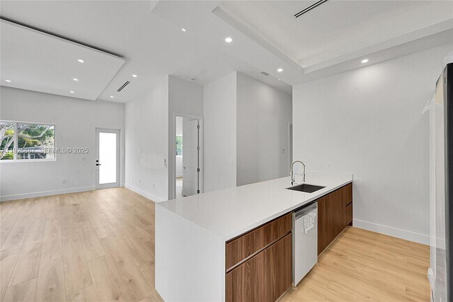 Building Photo - 2931 SW 12th Ave