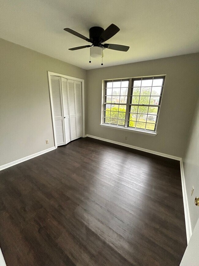 Building Photo - Wonderful on Windy Oaks