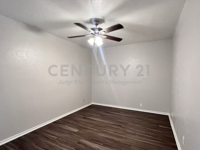 Building Photo - 1108 N Elm St