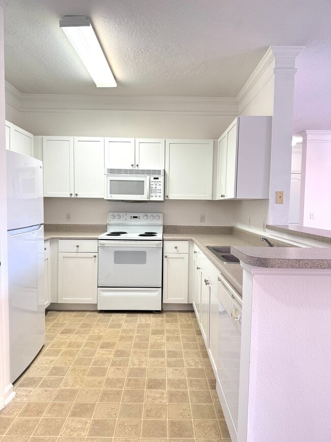 Building Photo - Updated 3 Bedroom, 2 Bath Mirabella Condo ...