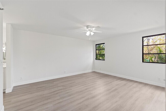 Building Photo - 2232 N Cypress Bend Dr