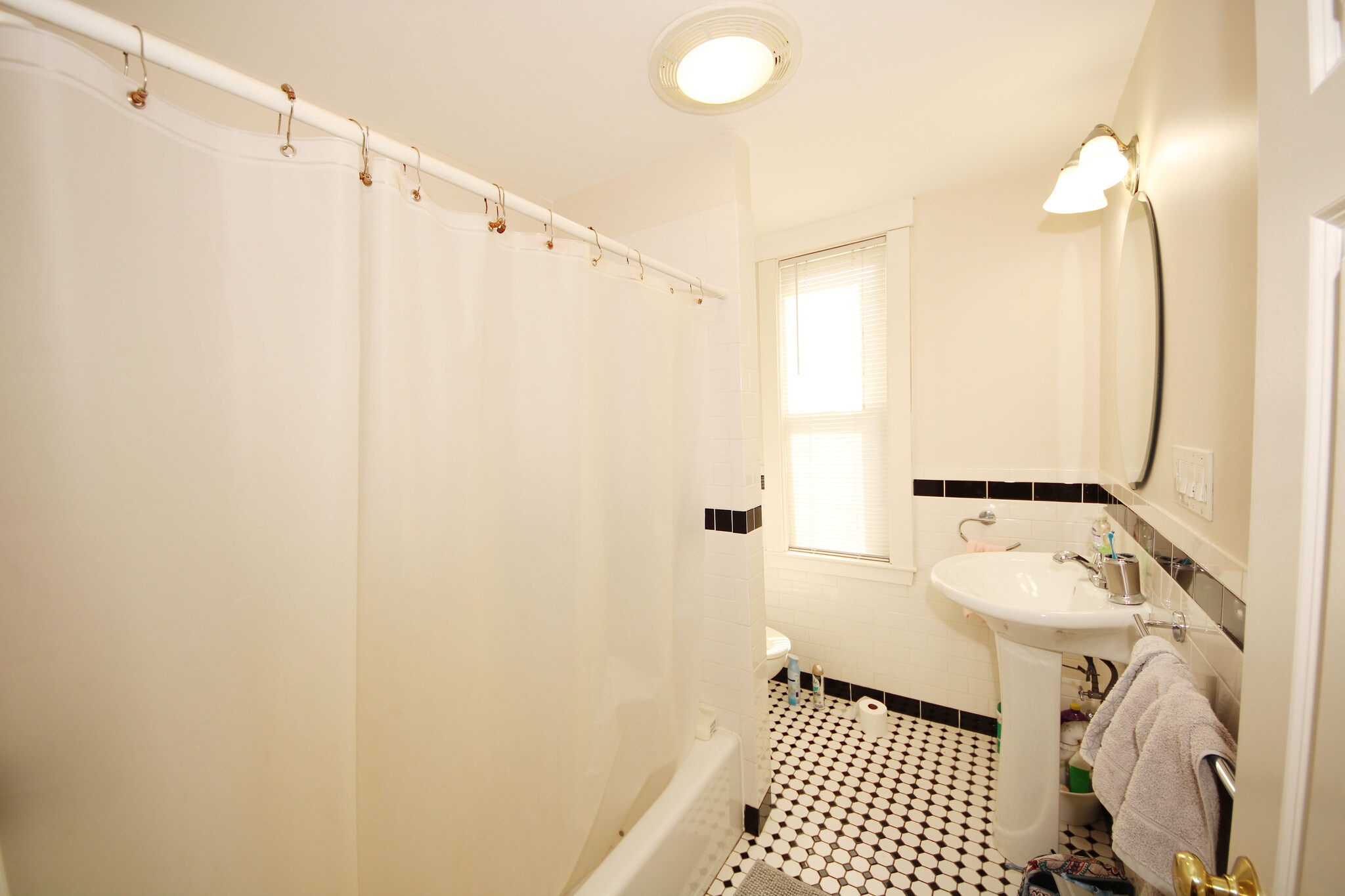 Building Photo - 64 Bedford St