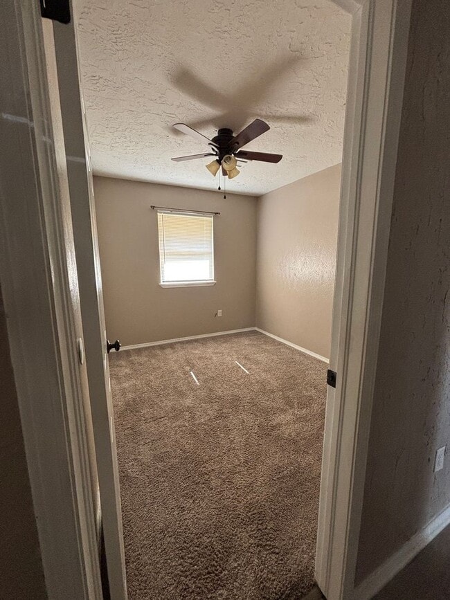 Building Photo - 5510 NW Cottonwood Dr