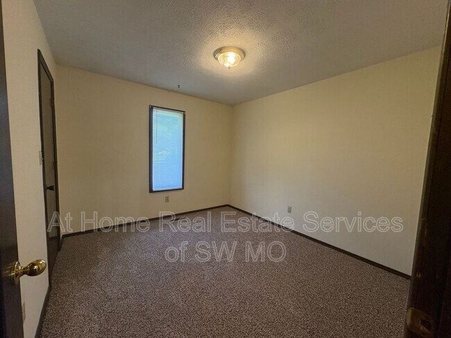 Building Photo - 522 E Washita Ct