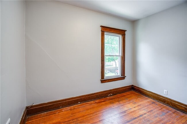 Building Photo - 105 Laburnam Crescent