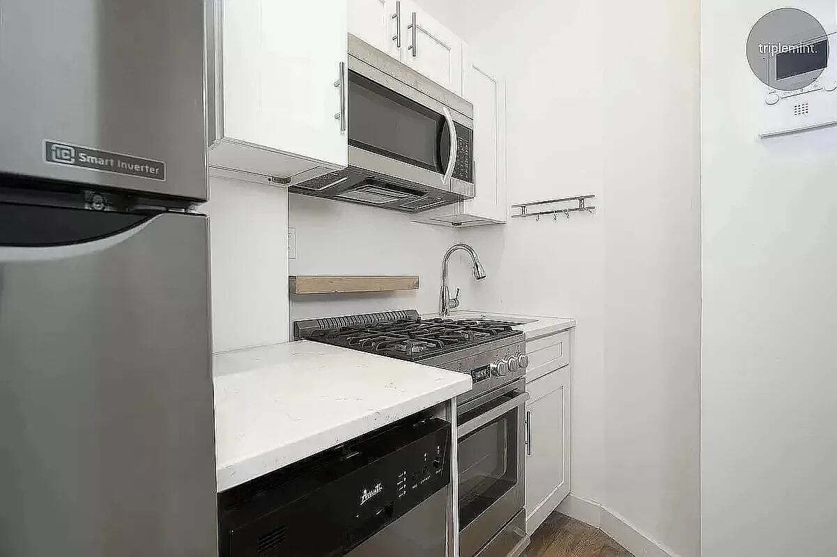 Building Photo - 406 W 39th St