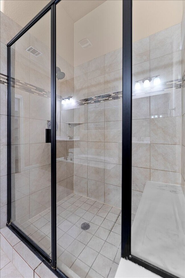 Building Photo - Ready for Immediate Move-In!  4 Bed 3 Bath Renovated 2605 SQFT House in Reserves at Westridge