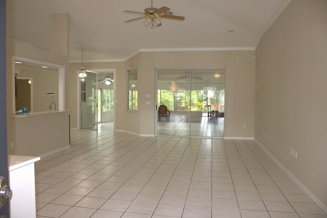 Building Photo - 3/2/3 Spring Hill Home