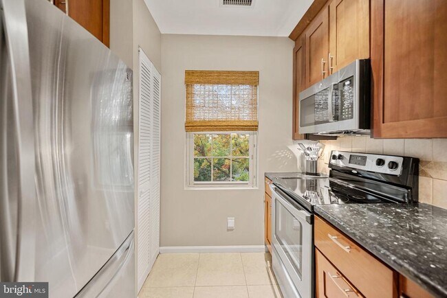 Building Photo - 1403 E Abingdon Dr