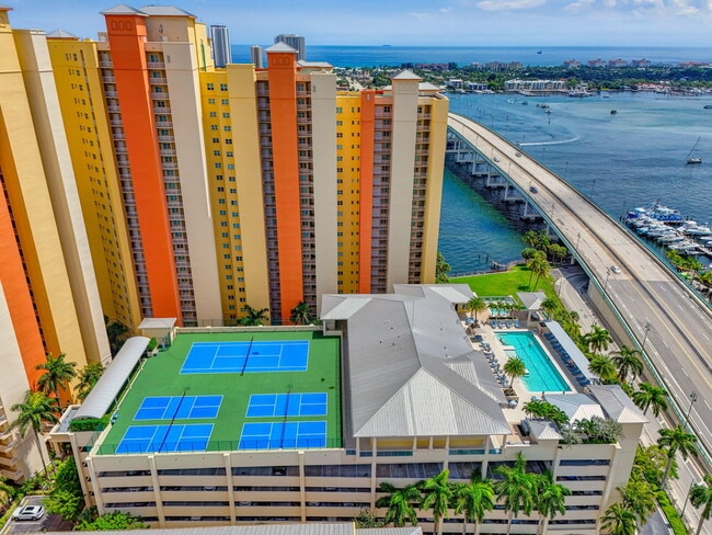 Building Photo - 2650 Lake Shore Dr