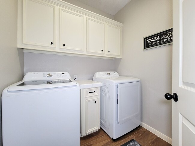 Building Photo - Beautifully designed waterfront property w...