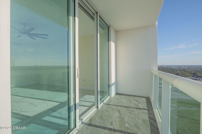 Building Photo - 231 Riverside Dr