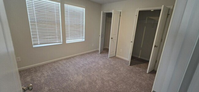 Building Photo - ****** HALF OFF FIRST FULL MONTH OF RENT!! ******
