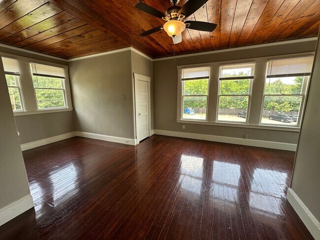 Building Photo - 1347 Glen Oak Pl