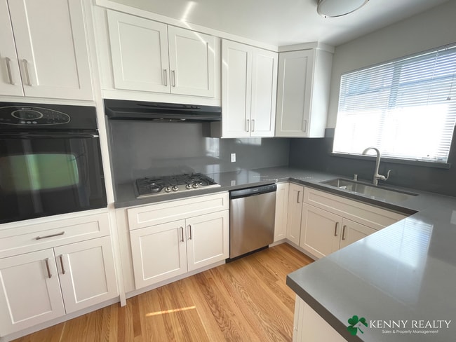 Building Photo - Remodeled Three Bedroom Plus Bonus Room House in Daly City