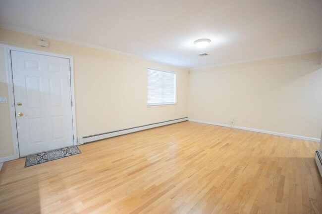 Building Photo - 685 Gramatan Ave