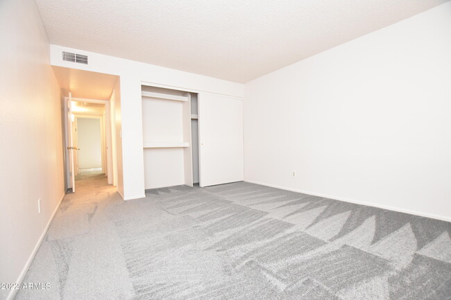 Building Photo - 5301 S Mitchell Dr