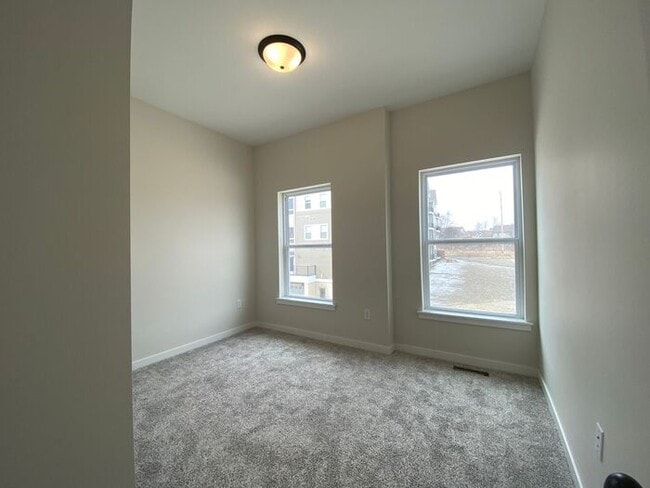 Building Photo - $2,275 | 3 Bedroom, 2.5 Bathroom Town Home | Pet Friendly | Sublease* | Available for August 1st,...