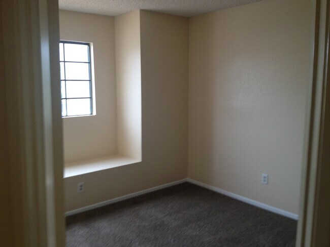 Building Photo - 17135 Cambria Ave