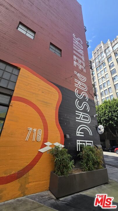Building Photo - 746 S Los Angeles St