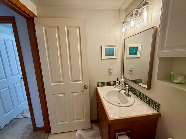 Building Photo - West Seattle Townhome