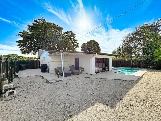 Building Photo - 600 N 66 Terrace