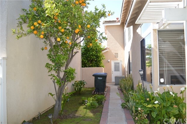 Building Photo - 15272 Rousseau Ln